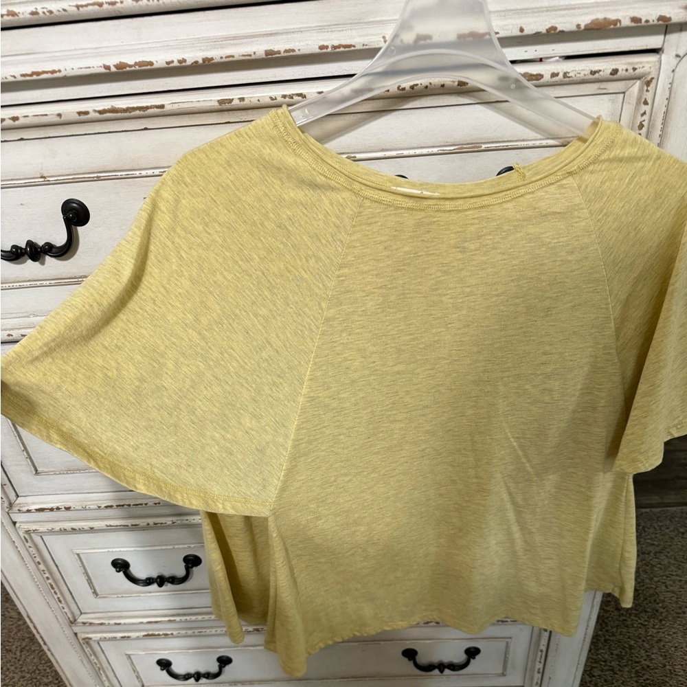 Soft yellow boutique top with flowy sleeves